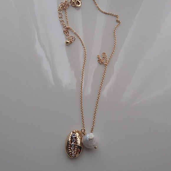 Francesca's Collections Jewelry - 🌹 6/$25 Francesca's Shell Necklace